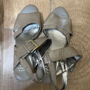 Circa Joan & David Luxe tan heels 2” size 6